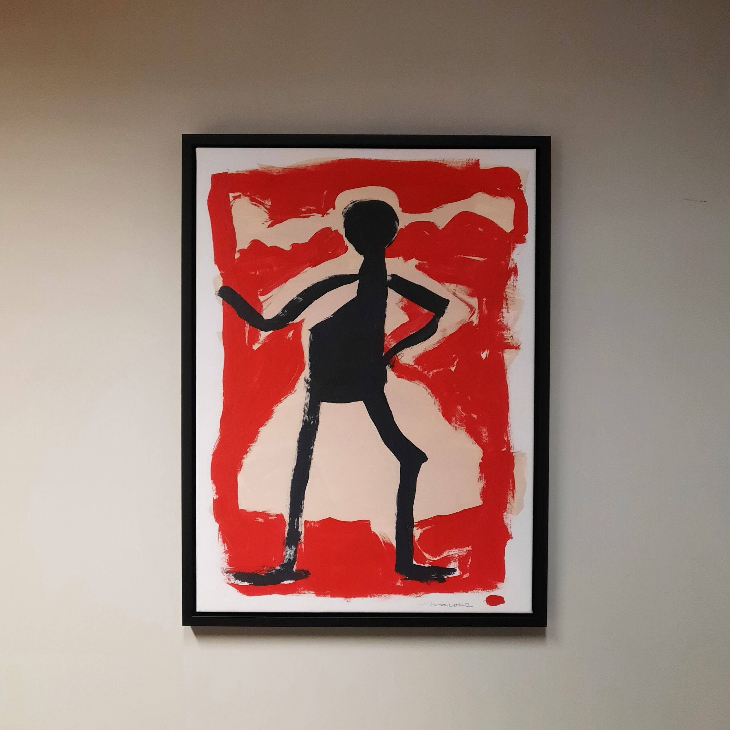 Alt-tekst: Reproductie van Strike a Pose door Narouz Moltzer – een rudimentair zwart poppetje met een Pippi Langkous-achtige uitstraling, gekleed in een jurk, op een lichte achtergrond met dynamische rode accenten.