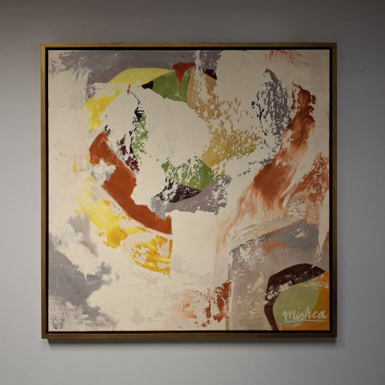 Abstract schilderij Unfolding Colors van Mishca, met dynamische lagen en structuren in warme en koele tinten, omlijst in een gouden baklijst.